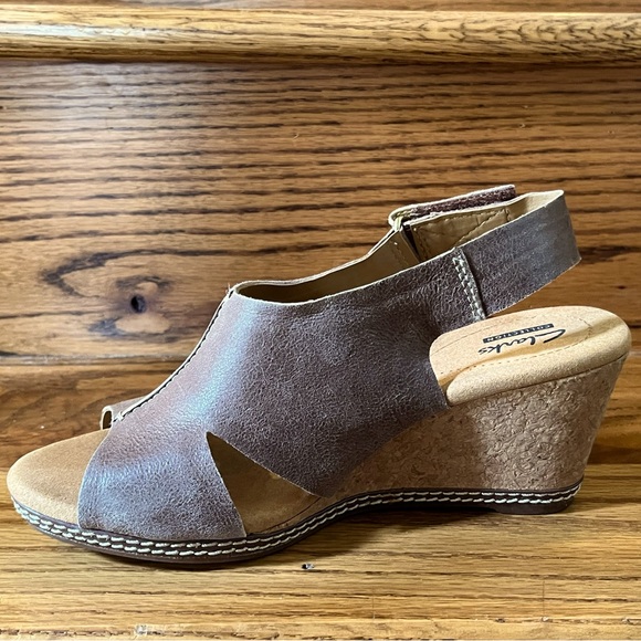 New Clarks Brown Suede Sandals Size 7 Wide - Picture 6 of 7